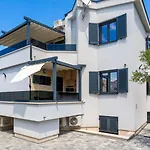 Estate 2 - Island Krk By Guide 公寓 *