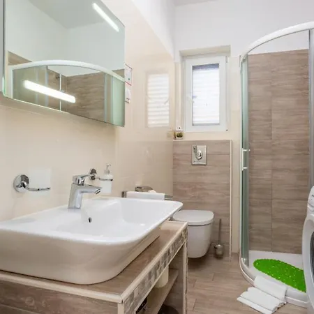 Estate 2 - Island Krk By Guide Apartament