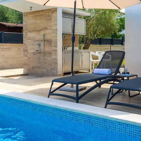 Estate 2 - Island Krk By Guide *